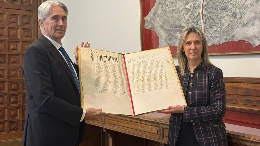 La alcaldesa de Guadalajara recibe una copia de la carta bulada que autorizó la fundación de la Universidad de Alcalá