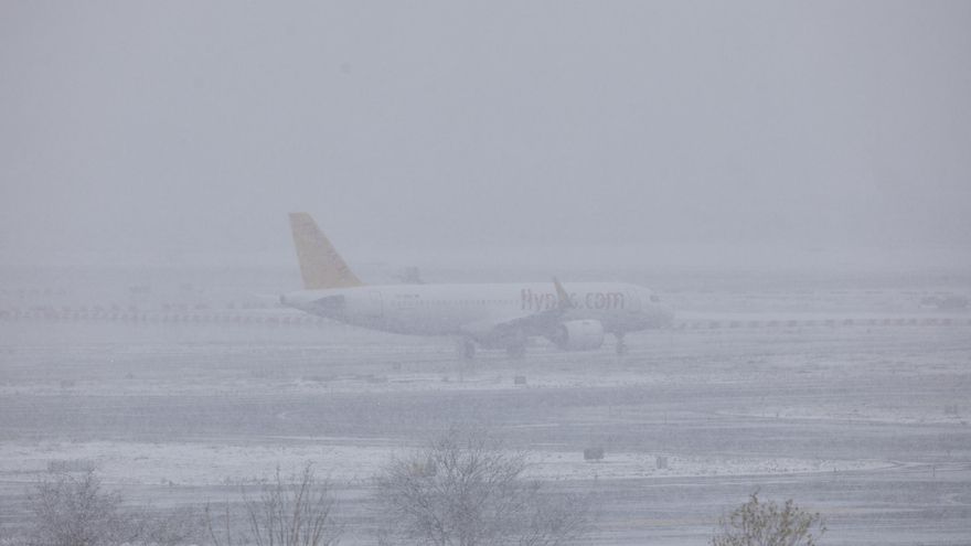 Un avión de la compañía Flypgs en el Aeropuerto de Madrid-Barajas Adolfo Suárez, en Madrid (España), a 8 de enero de 2021. El temporal de nieve y las heladas han obligado al aeropuerto a descongelar más de 60 aviones esta mañana. Aena ha activado el Plan