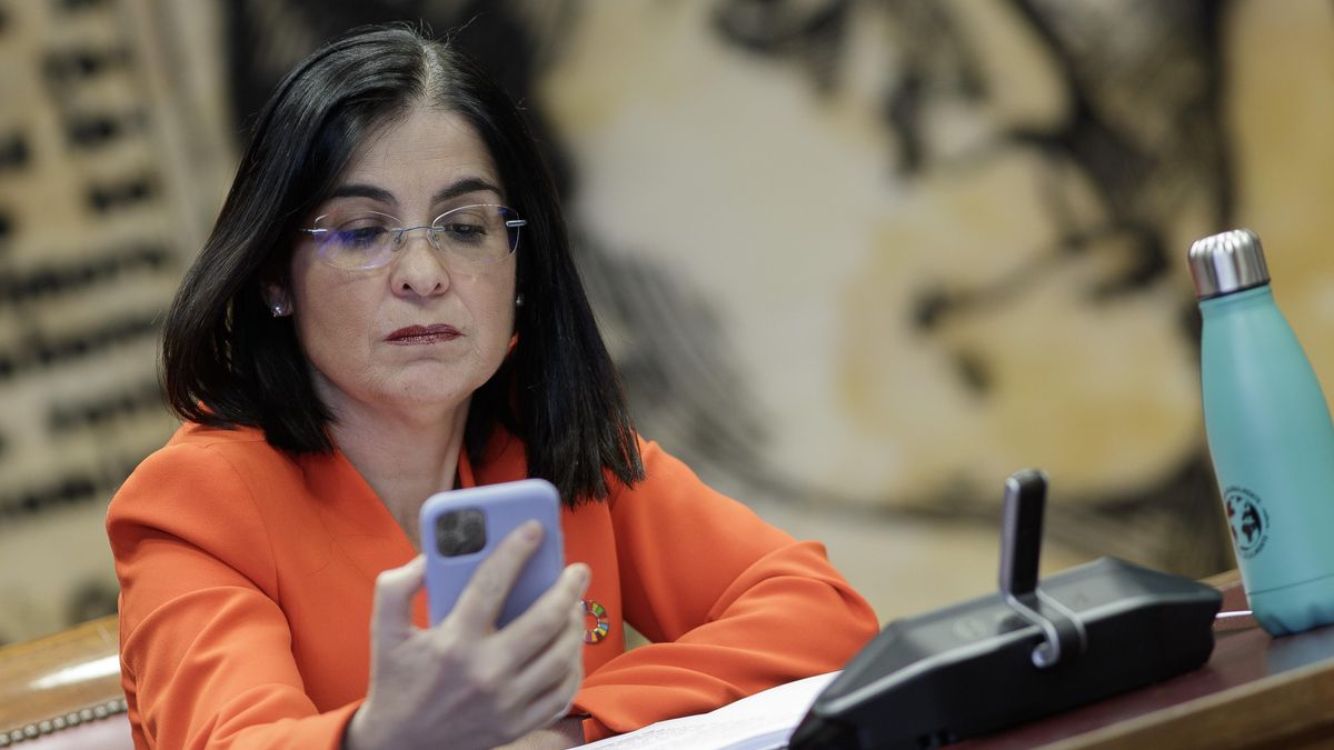 La ministra de Política Territorial y Función Pública, Carolina Darias, mira su móvil durante su comparecencia en la comisión de Entidades Locales del Senado, en Madrid (España), a 18 de junio de 2020.