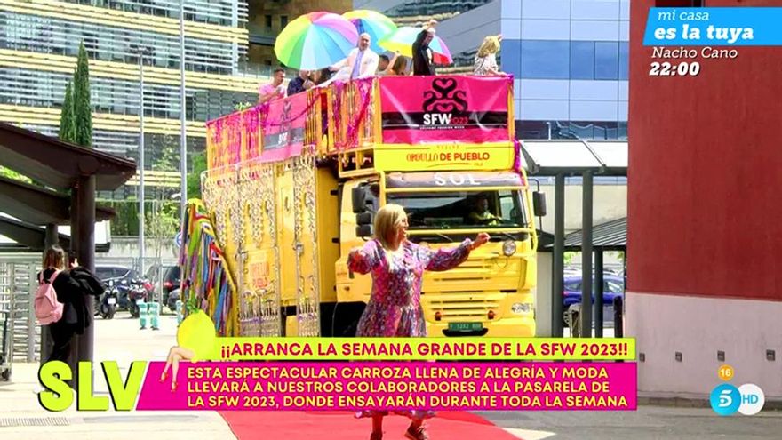 La 'Sálvame Fashion Week' arranca con una carroza del Orgullo LGTBIQ+ por las instalaciones de Telecinco