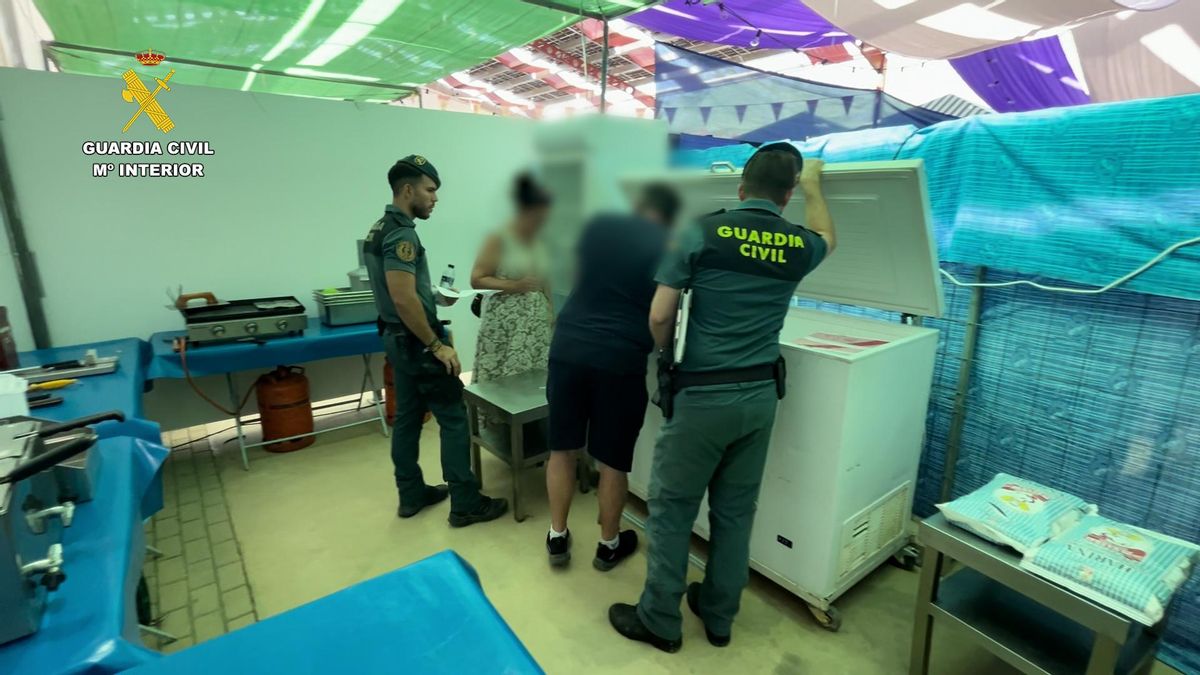 La Guardia Civil interviene 31 kilos de productos cárnicos no aptos para el consumo en la feria de Montilla.