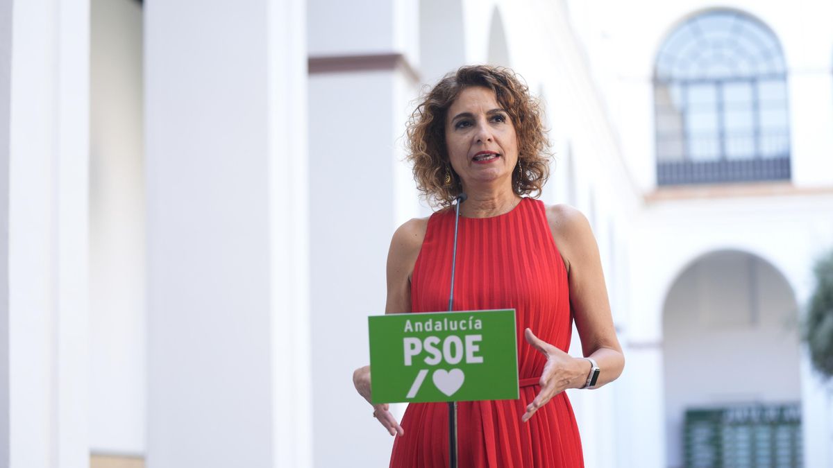 La secretaria general del PSOE de Andalucía, María Jesús Montero, atiende a los medios para analizar asustos de actualidad en el Parlamento andaluz. A 8 de junio de 2026 en Sevilla (Andalucía, España).