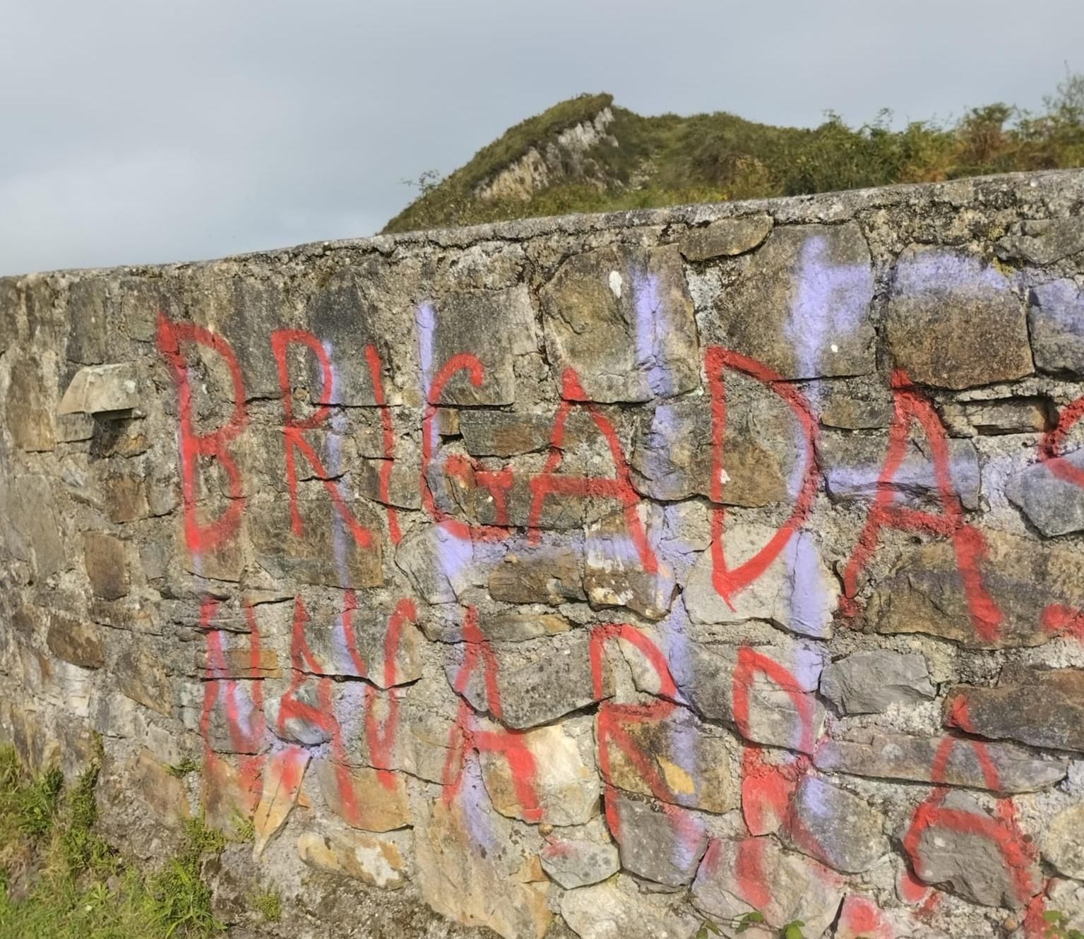 Una de las pintadas aparecidas en el entorno del monolito del Alto de la Tornería, en Llanes.