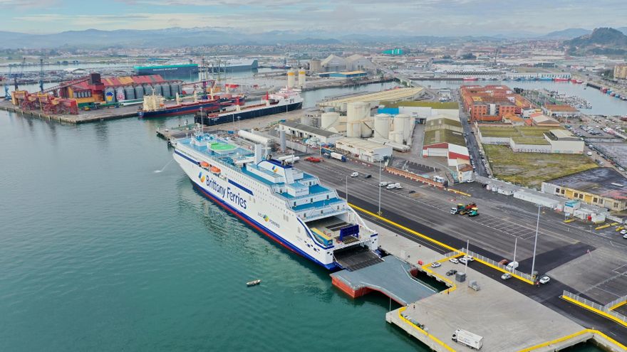 Archivo - Nueva terminal de ferries del Puerto de Santander