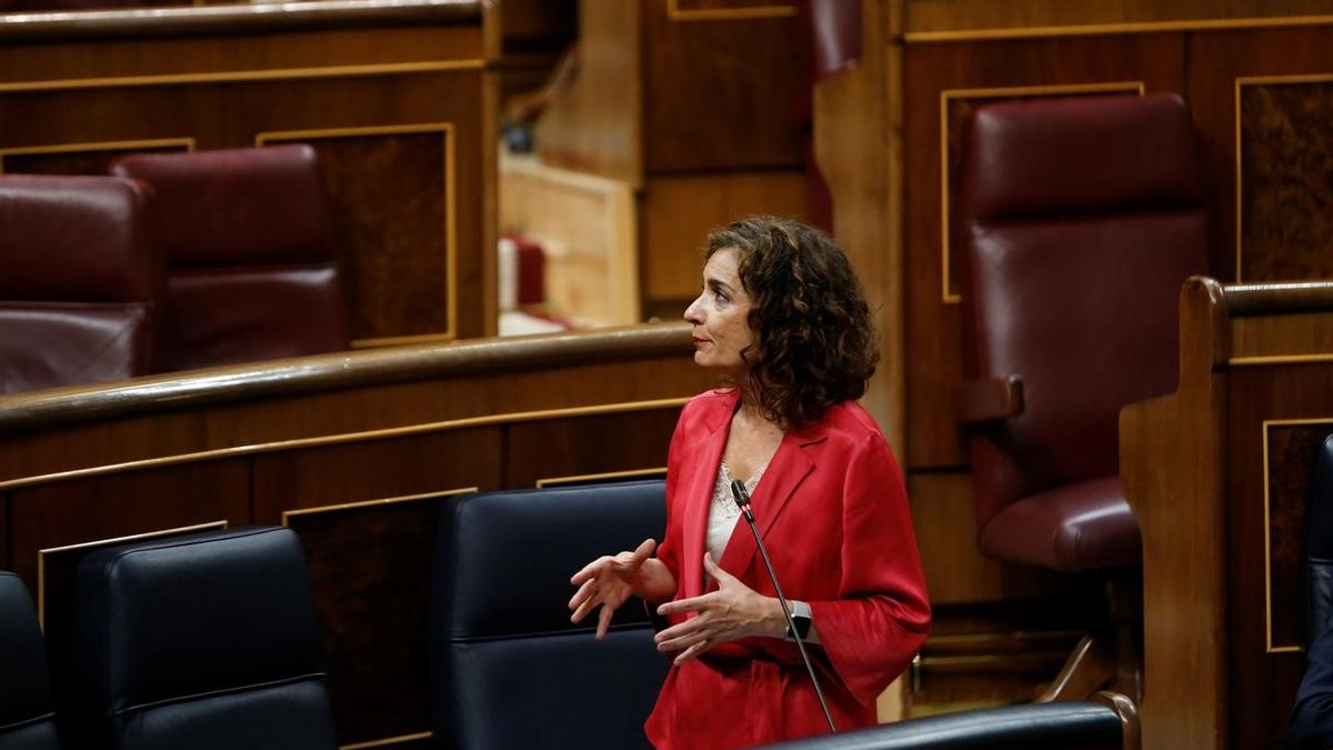 Montero dice que los 16.000 millones se repartirán según gasto sanitario de forma "objetiva" y pide "no enredar"