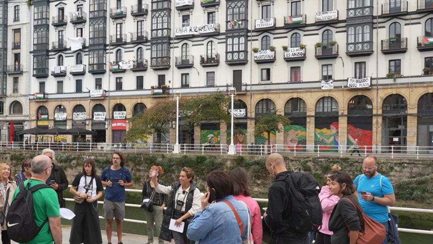 Un 'free tour' por Bilbao para denunciar el turismo masivo: "Cuesta ver que al viajar somos parte del problema"