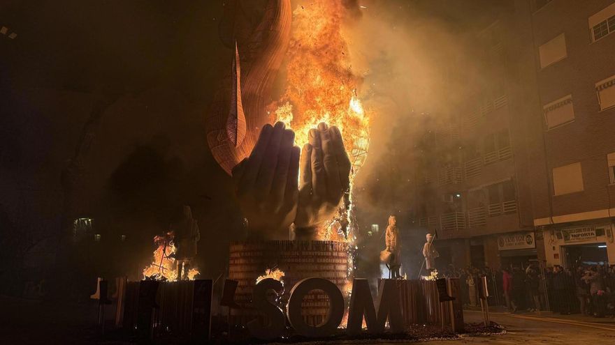 Paiporta quema entre lágrimas de emoción la falla solidaria SOM para "volver a levantarse juntos" tras la DANA