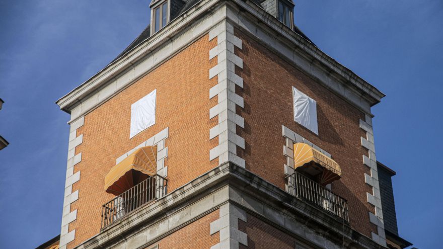 Escudos cubiertos en la fachada de Exteriores