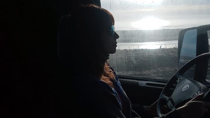 Domar un monstruo: es camionera profesional y maneja un Scania de cinco ejes por las rutas del sur