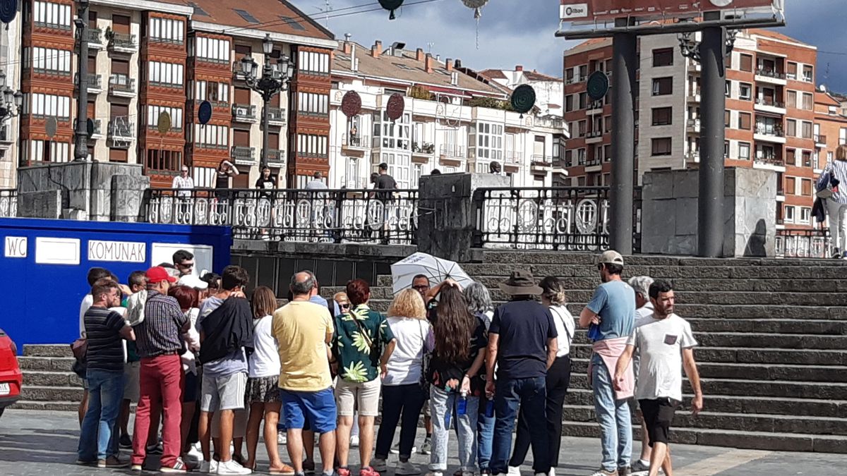 Un grupo de turistas en Bilbao en la plaza del Arriaga.
