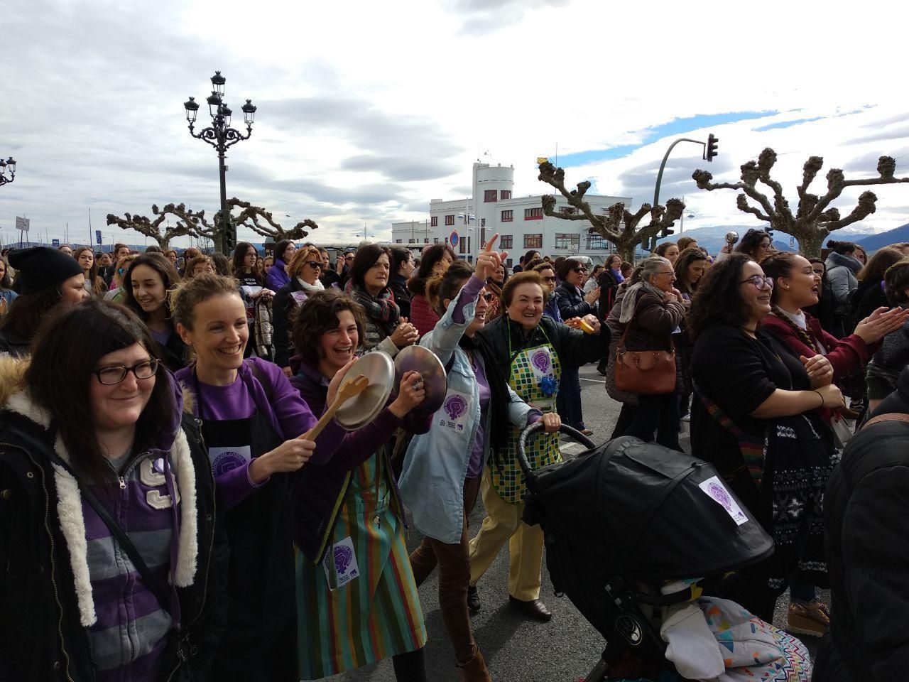 Mujeres con delantales haciendo sonar sus cacerolas en señal de protesta y reivindicación feminista | RUBÉN ALONSO