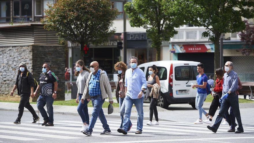 Transeúntes pasean por una calle del centro de Santander.