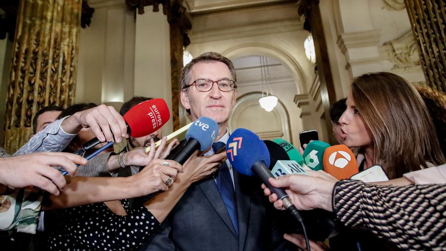 El presidente del PP, Alberto Núñez Feijóo, ofrece declaraciones a los medios a su salida de un desayuno informativo del secretario general de UGT.
