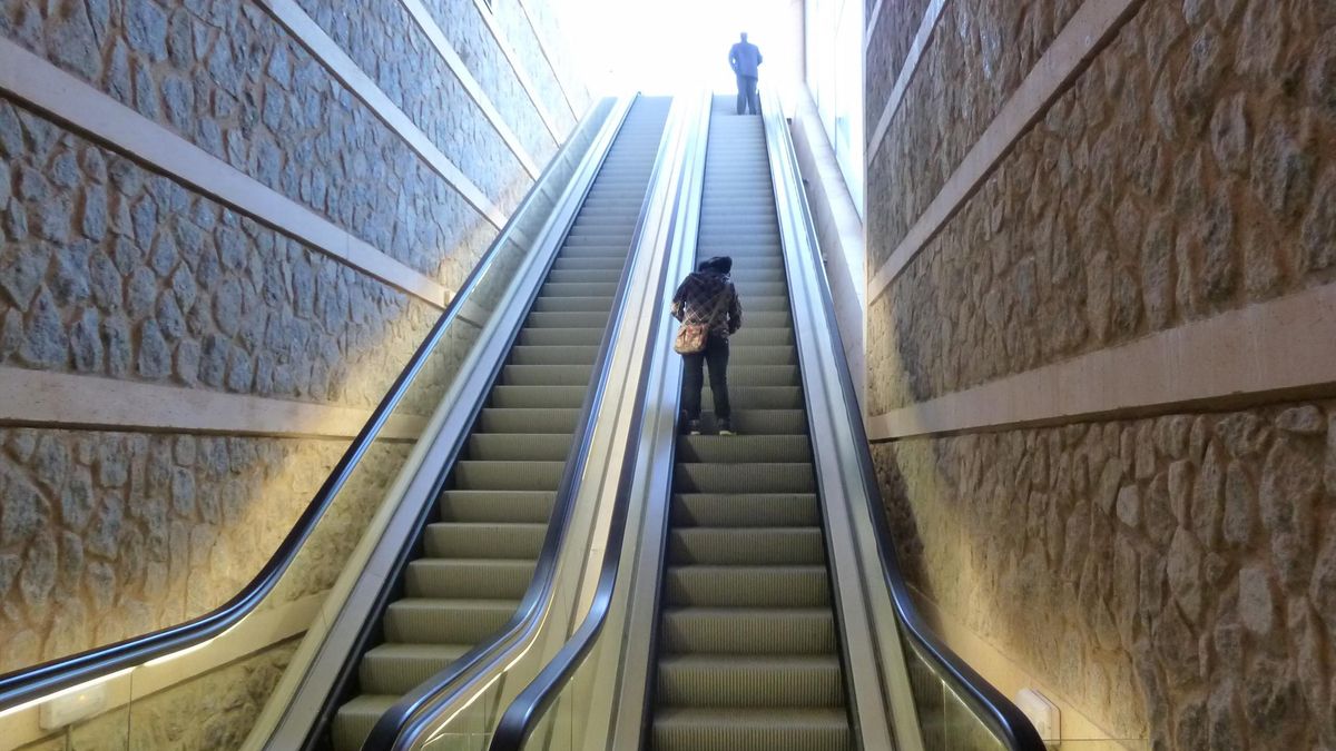 Tan común que nadie lo explica: ¿por qué las escaleras mecánicas tienen cepillos en los laterales?