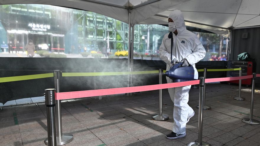 La variante ómicron se propaga más rápidamente y las vacunas parecen ser menos efectivas, advierte la OMS