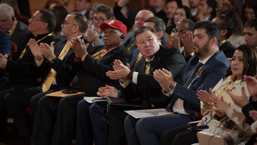 Ponentes del foro Sovintern aplauden una de las intervenciones.