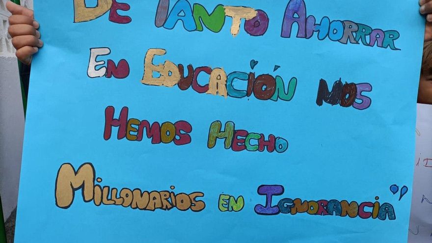 Pancarta en la movilización en el CEO Vallehermoso.