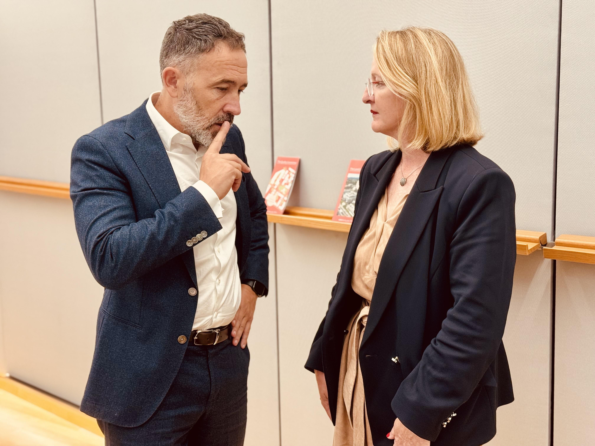 Silvia Hofer, con el consejero Denis Itxaso