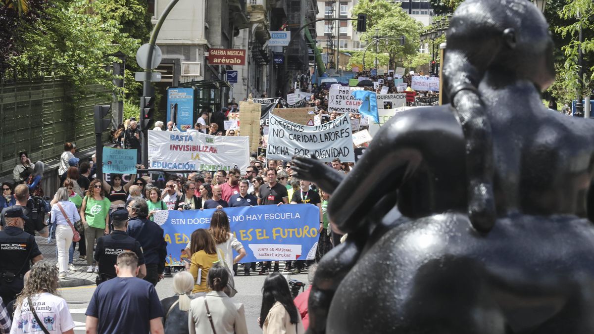 Los profesores de la educación pública recorrieron las calles del centro de la capital asturiana. 