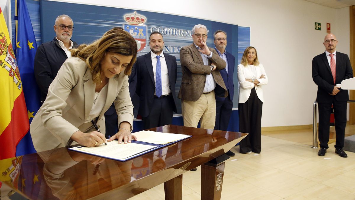 La presidenta de Cantabria firma el pacto profesional con el colectivo médico.