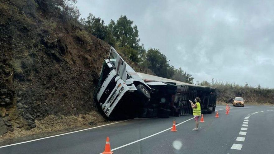 Vuelca un camión en la carretera de La Cumbre