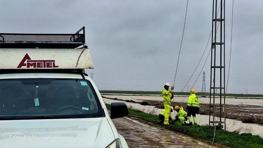 Técnicos de trabajando en la reparación de tendido eléctrico.
