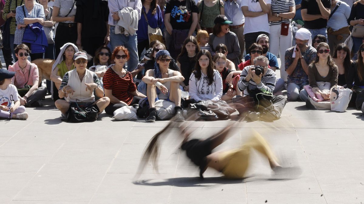Unos libros que quedan fuera de bibliotecas, una tirita gigante y otros planes culturales para bailar en la calle