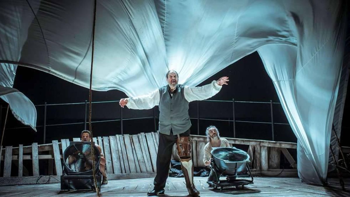 Tres actores bastan para crear todo el universo de una novela de 1.000 páginas. Moby Dick es uno de los grandes eventos teatrales del año. Cedida