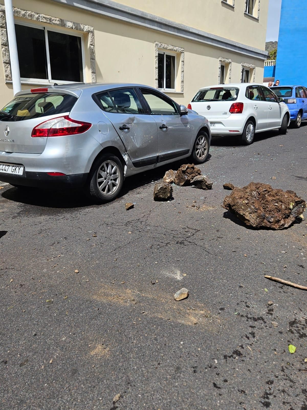 El derrumbe ha afectado a varios vehículos.