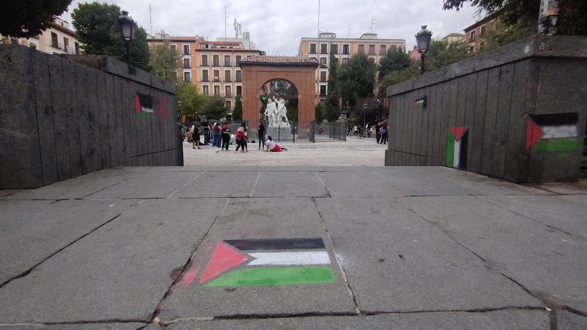 Vista de algunas de las banderas pintadas en el Dos de Mayo