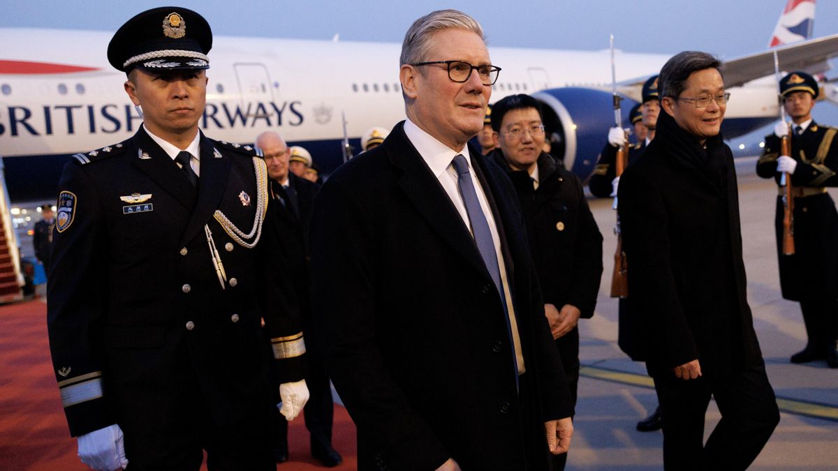 El primer ministro británico, Keir Starmer,  recibido por una guardia de honor tras su llegada a China para una visita de Estado este miércoles.