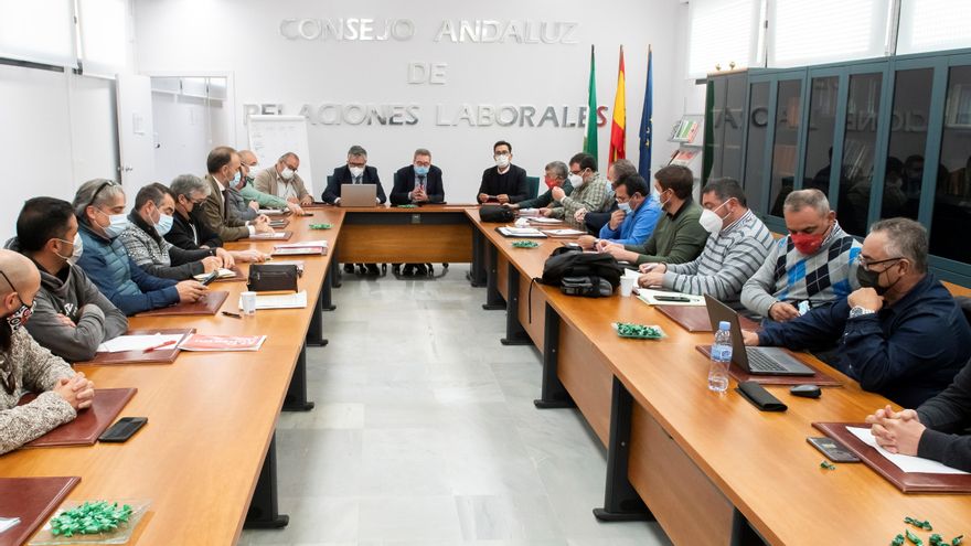 Mesa de negociación del metal en el órgano de mediación laboral de la Consejería de Empleo en Sevilla. EFE/ Raúl Caro.