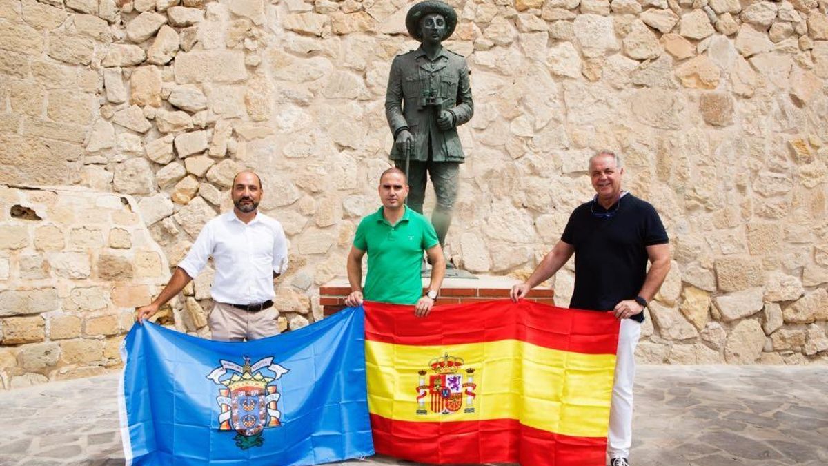 Miembros de Vox Melilla ante la estatuta dedicada a Franco