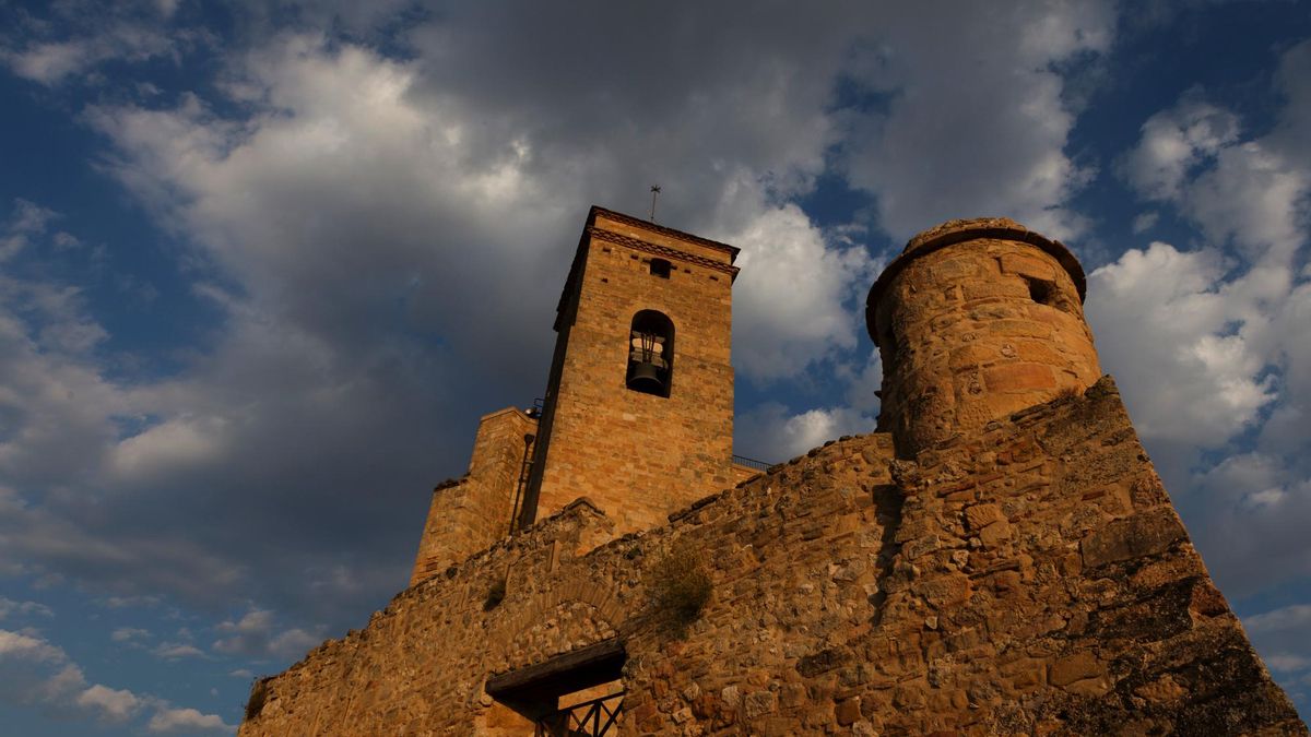 De origen musulmán, en este imponente castillo aragonés hubo un cementerio, huertos o un albergue y hoy es Bien de Interés Cultural