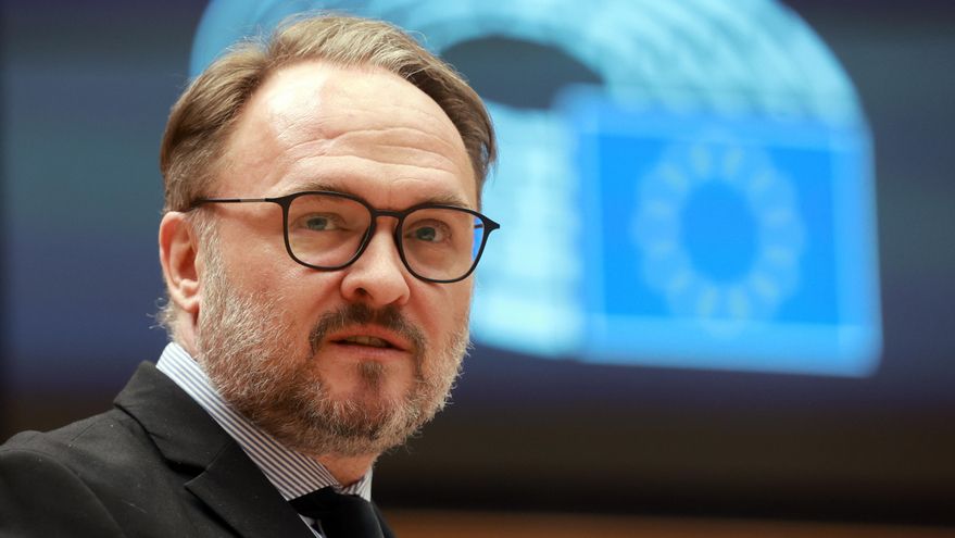 El comisario europeo de Energía y Vivienda, Dan Jørgensen, instó hoy a los Estados miembros de la Unión Europea (UE) a situar las tasas a la electricidad por debajo de los impuestos a los combustibles fósiles, y también a apoyar a los hogares energéticamente pobres para hacer frente a la crisis de precios. EFE/EPA/OLIVIER HOSLET