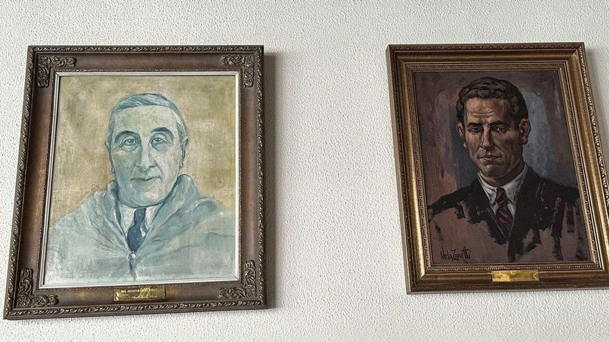 A la derecha el retrato del último presidente de la Diputación republicano Ramiro Armesto, en 1936, asesinado por los golpistas, y la izquierda el de su sucesor Joaquín López Robles, colocado por el franquismo para sustituirlo