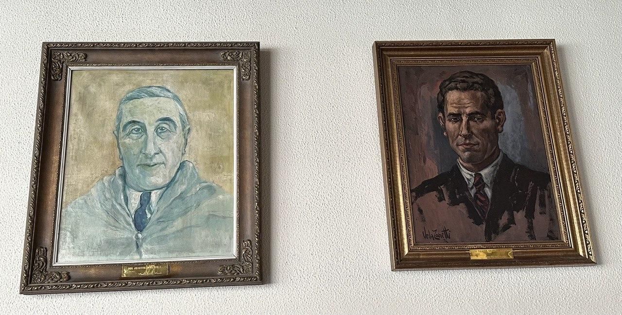 (D) Retrato del último presidente republicano Ramiro Armesto asesinado por los golpistas en el 36 y (I) el de su sucesor Joaquín López Robles, colocado por el franquismo para sustituirlo.