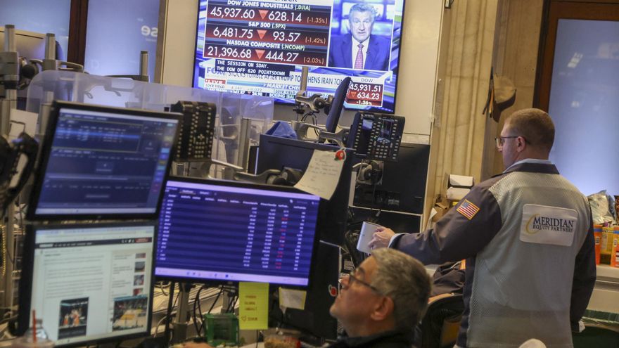 Foto de archivo de corredores de bolsa en Wall Street. EFE/SARAH YENESEL
