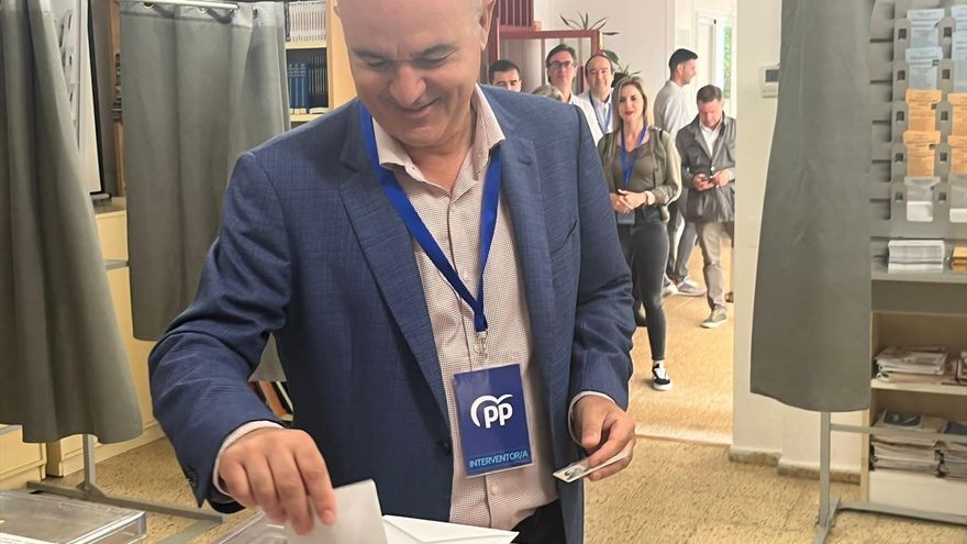El candidato a la reelección del Consell de Ibiza del PP, Vicent Marí ejerce el derecho a voto.