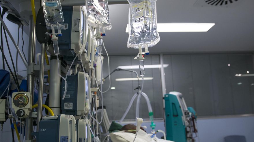Un paciente ingresado en la Unidad de Cuidados Intensivos (UCI) para enfermos de coronavirus