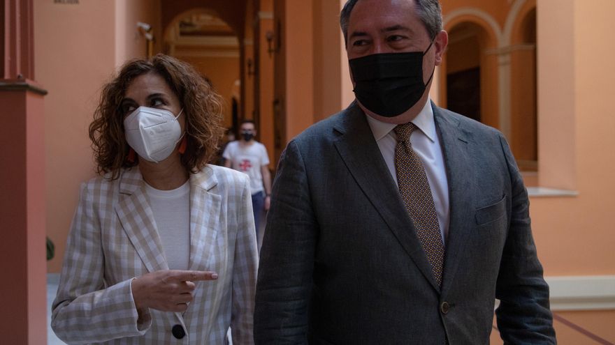 La ministra de Hacienda, María Jesús Montero, y el alcalde de Sevilla, Juan Espadas, antes de reunirse en el Ayuntamiento hispalense