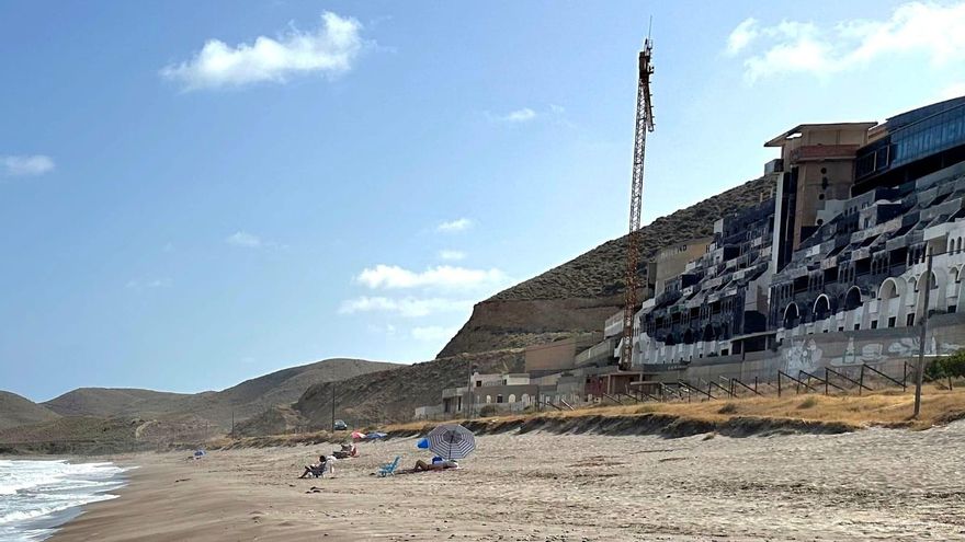 La Junta abre un expediente para ordenar la demolición del Algarrobico y restaurar los terrenos protegidos