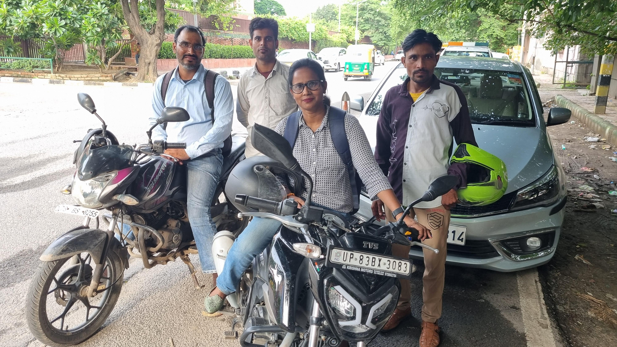 Mototaxistas. Al frente, la entrevistada Rashmi Chowdhury. Atrás Ajit Kumar Shukla, Vimal Kumar y Parvesh Kumar.