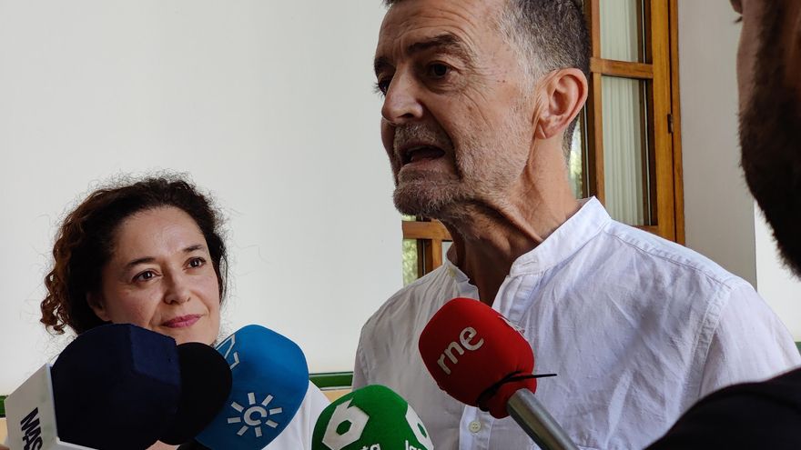 El coordinador federal de IU, Antonio Maíllo, atiende a los medios en el Parlamento andaluz.