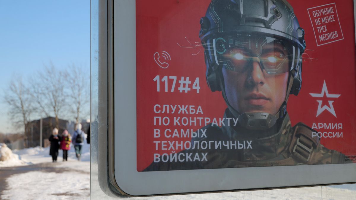 Una valla publicitaria en una calle con la imagen de un soldado ruso, anunciando el servicio militar por contrato en las recién creadas Fuerzas de Sistemas No Tripulados rusas, en Moscú.