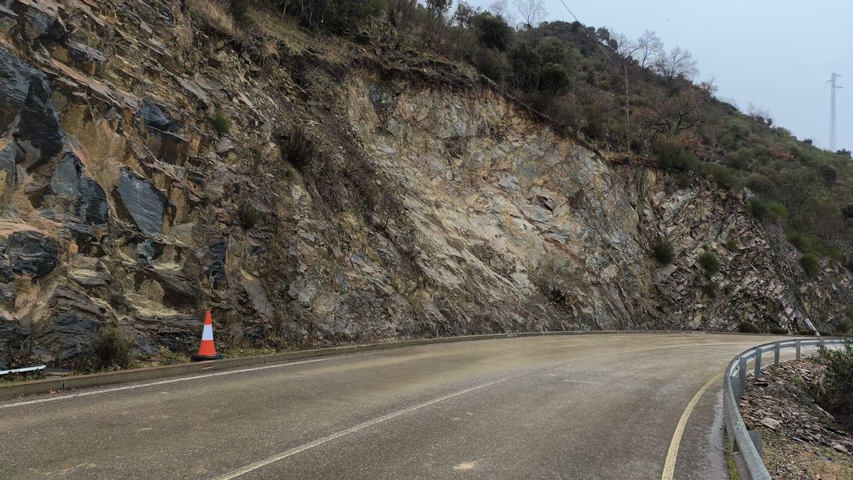 Restablecido el tráfico en la LR-113 tras el desprendimiento del domingo