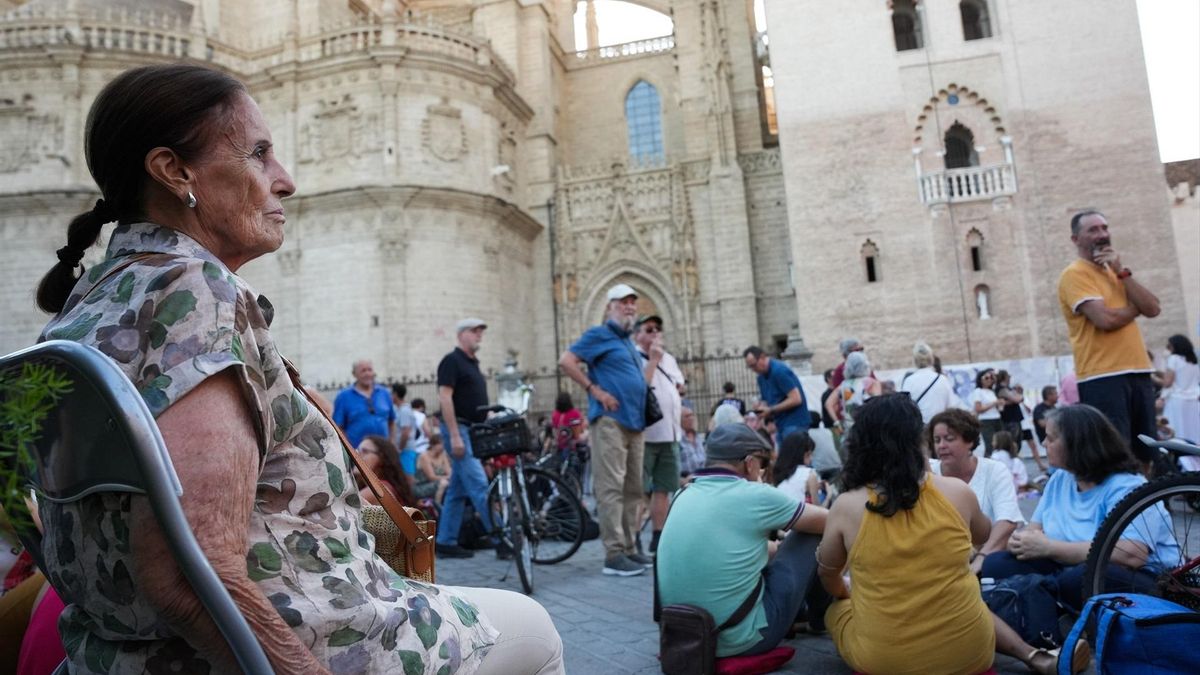 Sentada ciudadana organizada el jueves en la plaza en respuesta a la gala.