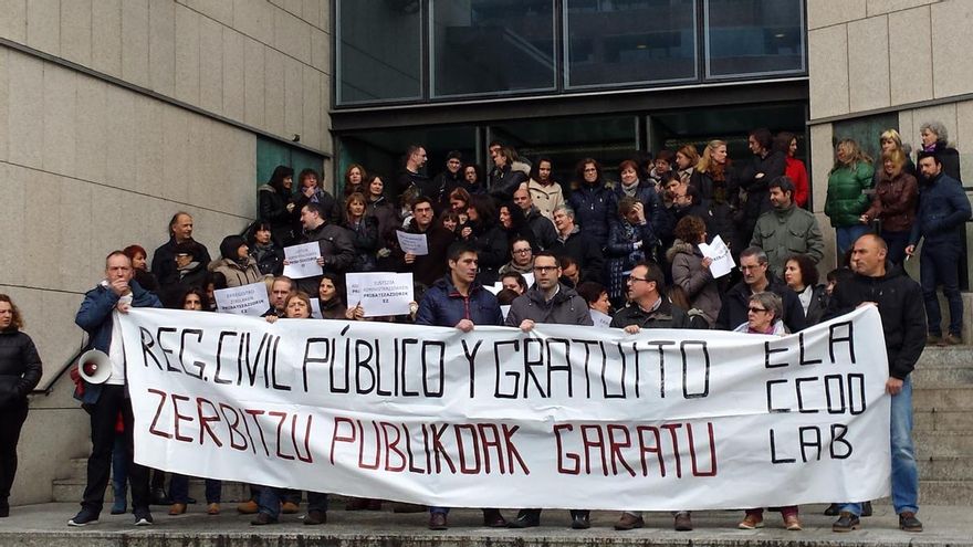 Trabajadores de justicia exigen al Gobierno vasco que reclame la competencia del Registro Civil