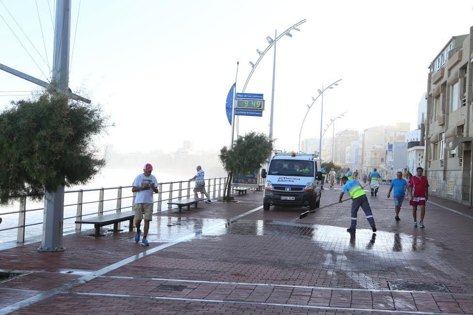 La playa de Las Canteras, tras el temporal de este martes. (ALEJANDRO RAMOS)