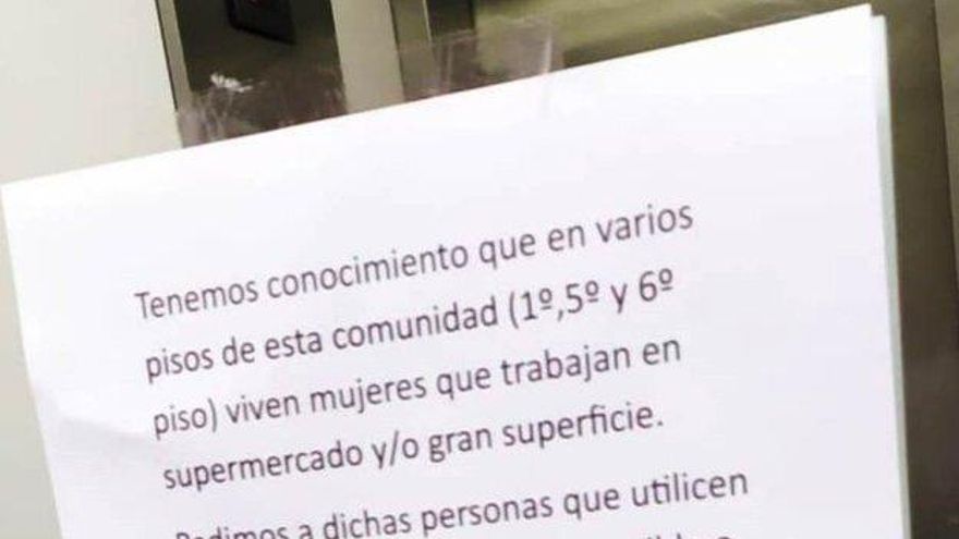 Cartel contra las trabajadoras de un supermercado en una comunidad de vecinos de Pamplona